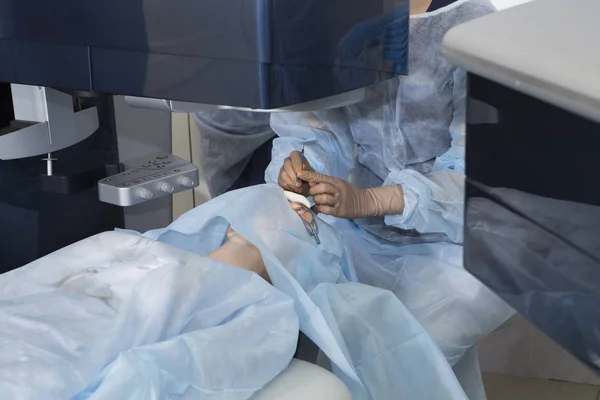 Χειρουργική επέμβαση για την διόρθωση της όρασης με laser — Φωτογραφία Αρχείου