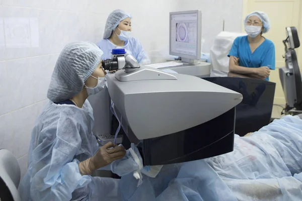 Operasi laser untuk memperbaiki penglihatan — Stok Foto