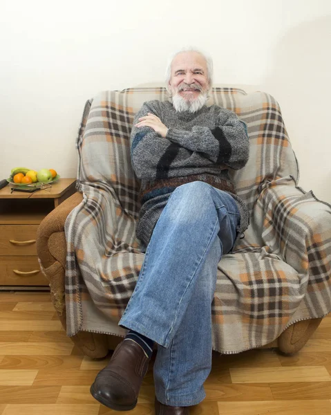 Le vieil homme dans le fauteuil à la maison Images De Stock Libres De Droits