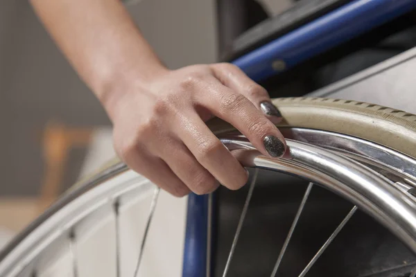 Ręka na koła wózka inwalidzkiego. Zdjęcie Stockowe
