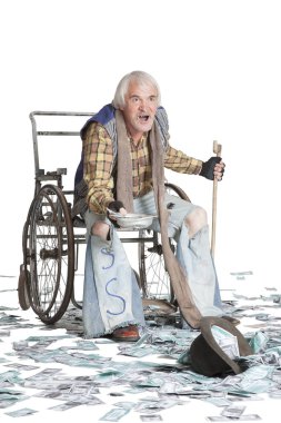 Tekerlekli sandalyede otururken sadaka isteyen dilenci