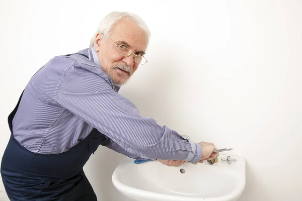 Maestro reparaciones lavabo fregadero —  Fotos de Stock