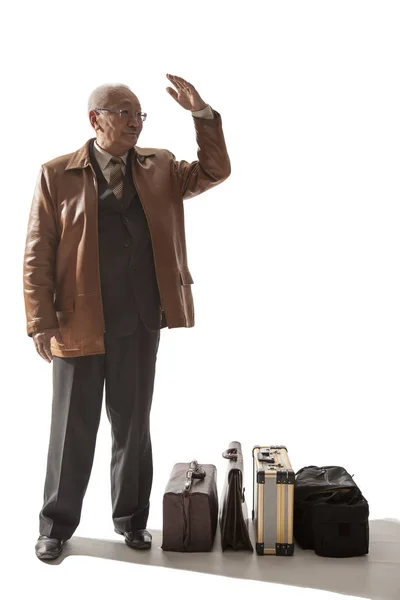 携带行李箱的亚洲老年男子 — 图库照片