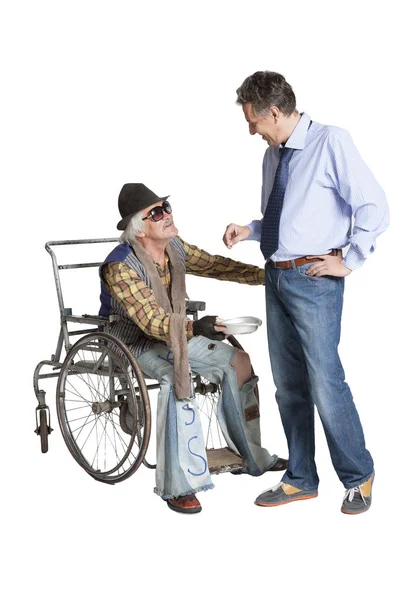 Żebrak prosi o jałmużnę, siedząc na wózku inwalidzkim — Zdjęcie stockowe