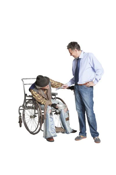 Bettler bittet im Rollstuhl um Almosen — Stockfoto