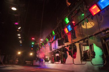 Tiyatro aydınlatma donanımları ve duman bir makine ile oluşturulan sahnede ışık efektleri