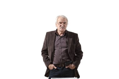 Beyaz bir arka plan üzerinde karizmatik adam