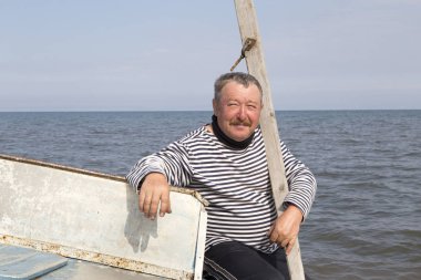 Kaptan bir teknede oturur