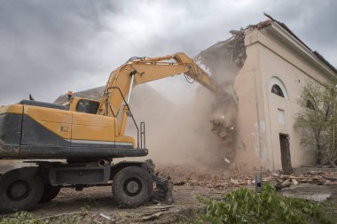 Eski binanın yıkımı.