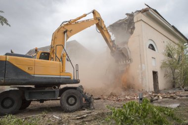Eski binanın yıkımı.