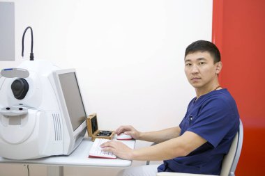 Erkek doktor göz doktoruna işyerinde