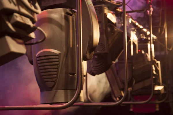 Tiyatro Aydınlatma Donanımları Duman Bir Makine Ile Oluşturulan Sahnede Işık — Stok fotoğraf