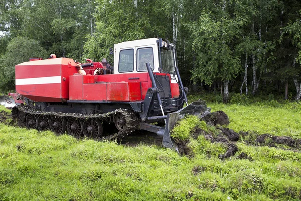 Tractor de deslizamiento en el proceso de trabajo — Foto de Stock