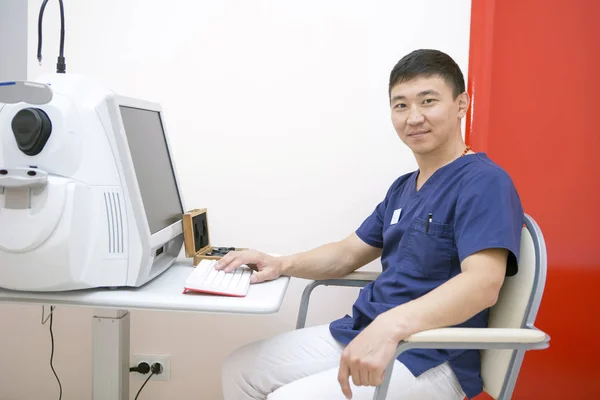 Dokter ofthalmologist pria di tempat kerja — Stok Foto