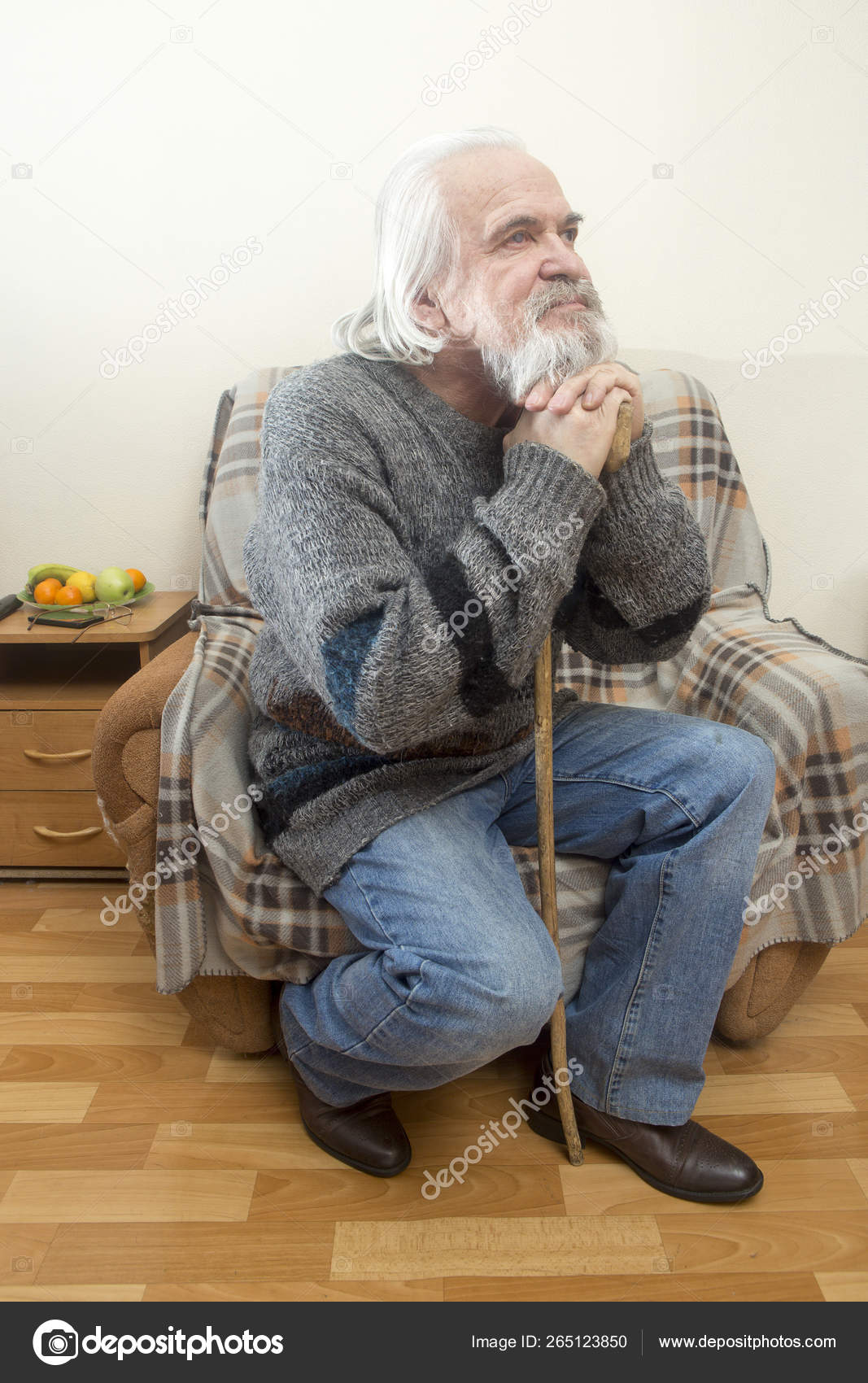 Дед на кресле качалке 85 фото