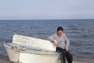 Kaptan bir teknede oturur