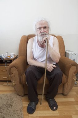 Koltuk evde yaşlı hasta yalnız adam