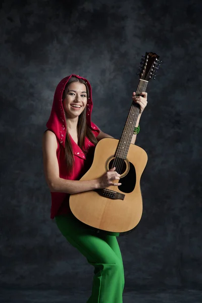 Menina tocando guitarra — Fotografia de Stock