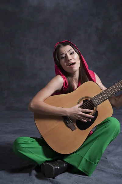 Menina tocando guitarra — Fotografia de Stock