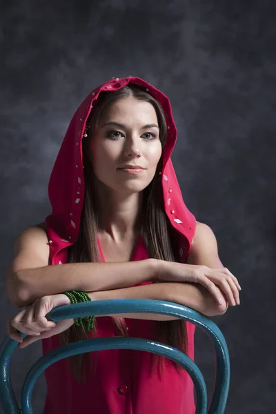 Menina bonita em um fundo escuro — Fotografia de Stock