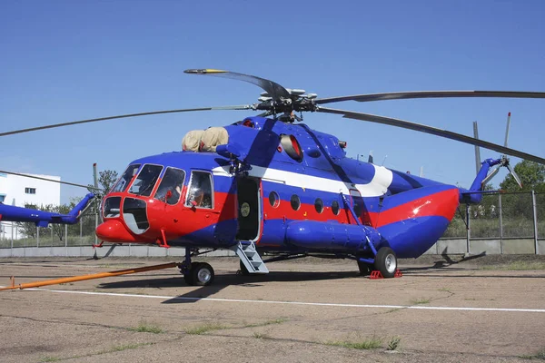 Fabrika sahasında Rus helikopterleri — Stok fotoğraf