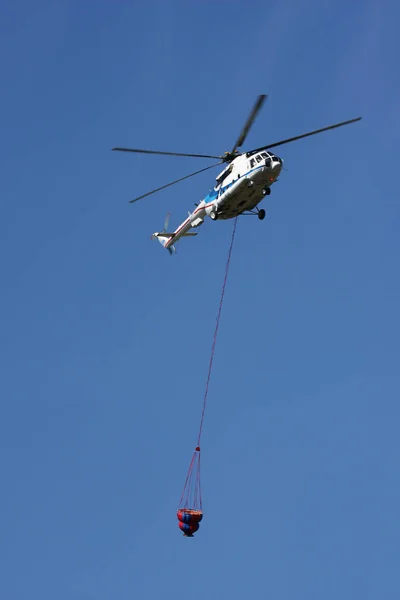 Helikopter pożarowy w locie — Zdjęcie stockowe
