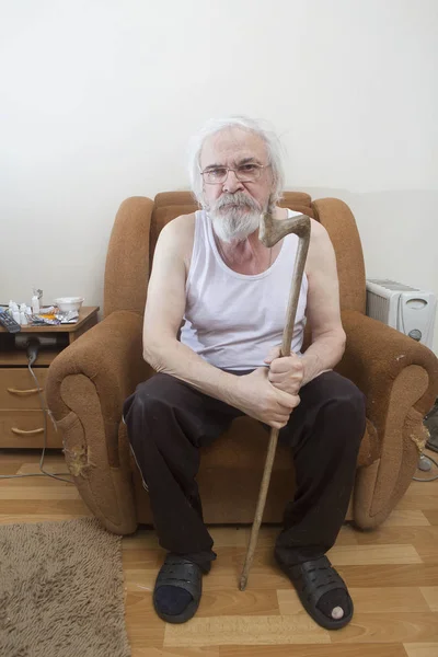 Alter kranker einsamer Mann zu Hause im Sessel — Stockfoto