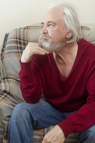 De oude man in de stoel thuis — Stockfoto