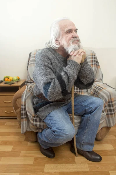 家里扶手椅上的老人 — 图库照片