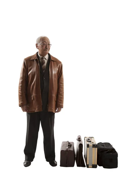 Пожилой азиат с чемоданами — стоковое фото