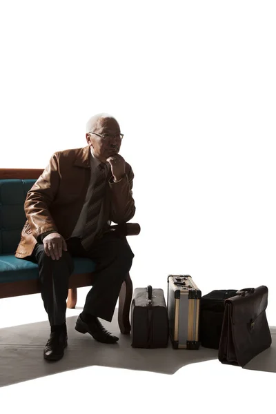 Homme asiatique âgé avec valises — Photo