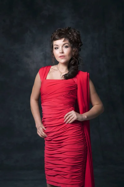 Super mulher em vestido vermelho — Fotografia de Stock