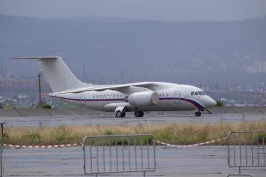 Askeri havaalanında bir uçak.