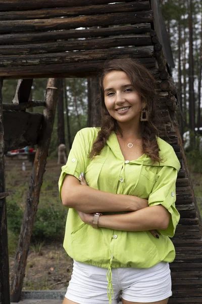 Menina russa bonita na casa de campo na aldeia — Fotografia de Stock