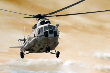 Bulutlarda helikopter uçuşu