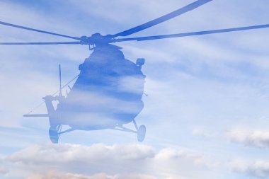 Bulutlarda helikopter uçuşu