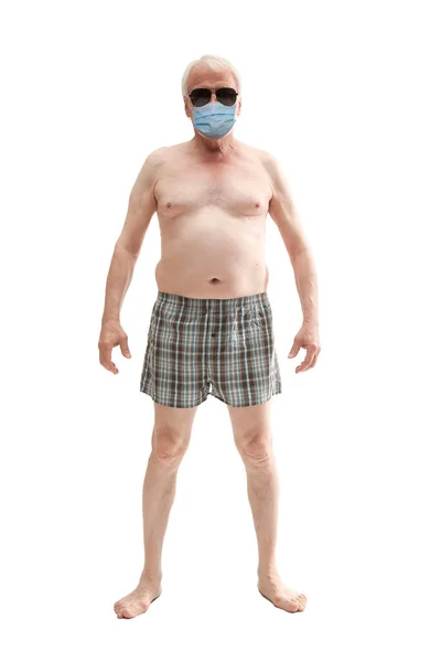Şortlu Antiviral Maskeli Bir Adam Sahilde Dinleniyor — Stok fotoğraf