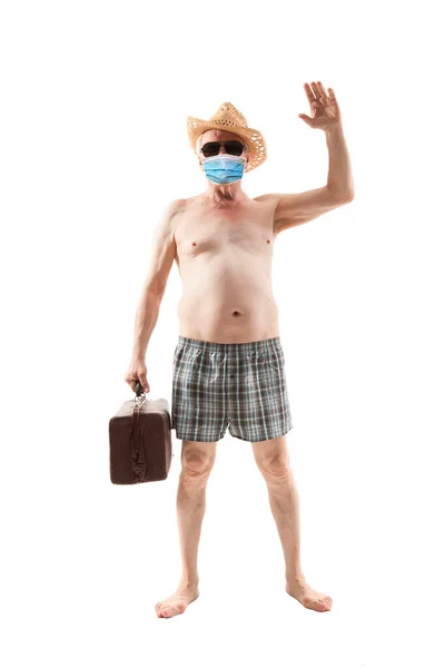 Man Shorts Antiviral Mask Rests Beach — Stock Photo, Image
