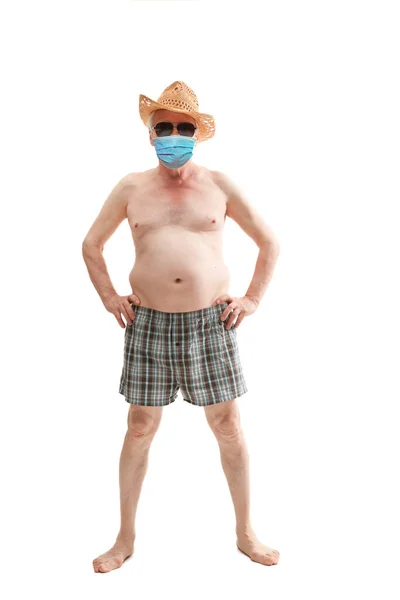Uomo Pantaloncini Una Maschera Antivirale Riposa Sulla Spiaggia — Foto Stock