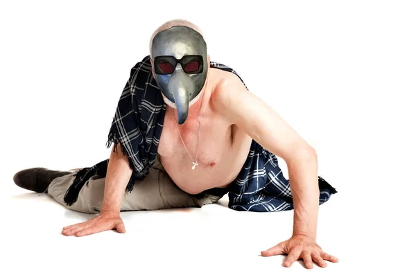 Zieke Oudere Man Halfnaakt Een Plaag Masker Ligt Vloer — Stockfoto