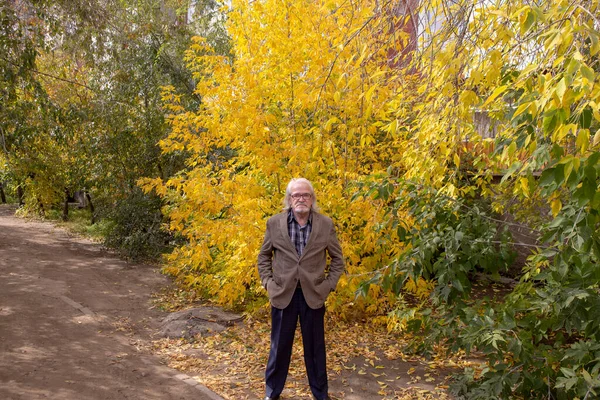 Nonno Elegantemente Vestito Cammina Attraverso Foresta Autunnale Tra Alberi Gialli — Foto Stock