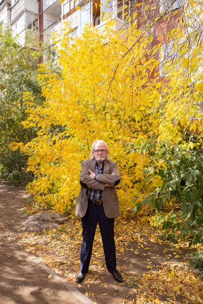 Elegant Klädd Farfar Promenader Genom Höstskogen Bland Ljusa Gula Träd — Stockfoto