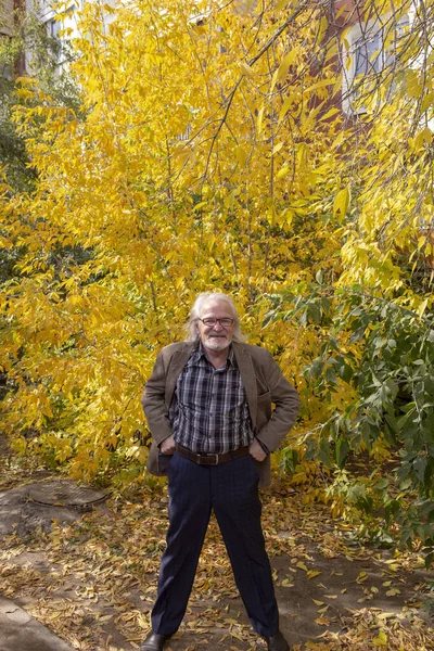 Elegantně Oblečený Dědeček Kráčí Podzimním Lesem Mezi Jasně Žlutými Stromy — Stock fotografie