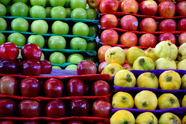 Colorful Apples Quince Fruit Display Sale Food Market Photo Taken — Stock Photo, Image