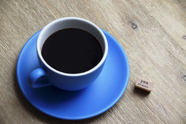 Tak Proszę Czarnej Kawy Filiżance Niebieski Piękny Drewnianym Stole — Zdjęcie stockowe