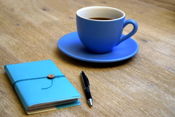 Большая Синяя Чашка Кофе Деревянном Столе Блокнот Ручка — стоковое фото