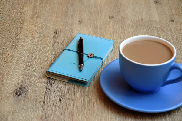 Ручка Блокнот Чашка Кофе Молоком Деревянном Столе — стоковое фото