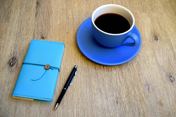 Черный Кофе Большой Синей Чашке Блокнот Ручка Деревянном Столе — стоковое фото