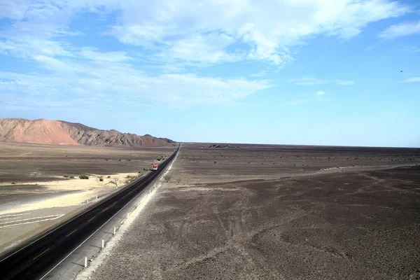 Camino Que Pasa Por Desierto Con Solo Camión Solitario Carretera —  Fotos de Stock