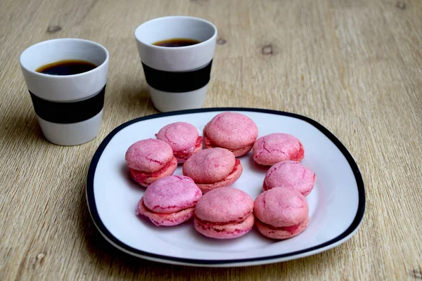 Two Cups Black Coffee Pink French Macarons Raspberry Filling Plate — Stock Photo, Image